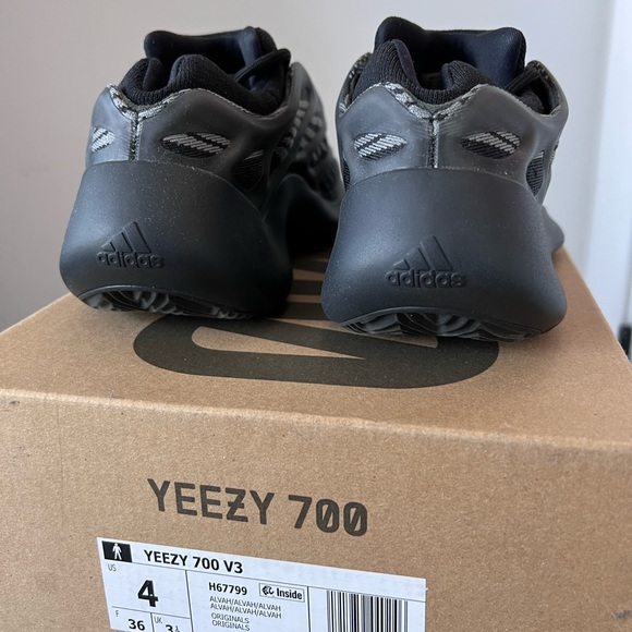 Yeezy 700 v3 Alvah - Picture 5 of 10